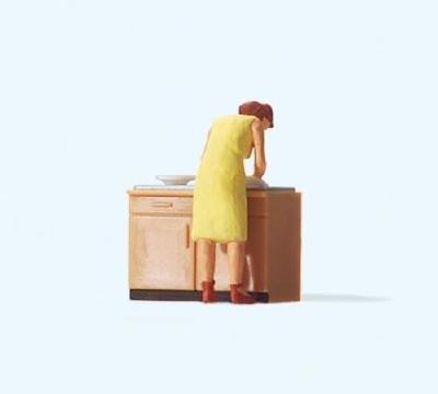 (HO)皿洗いをする主婦