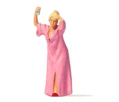 (HO) ヘアースプレーを使う女性