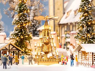 クリスマスピラミッド 4.5x4.5cm、高さ約9cm HO