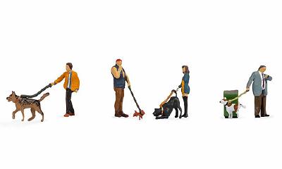 (HO) 犬の散歩をしている人々